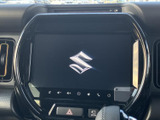 大きく見やすい画面を備え、ナビやオーディオなどの機能をまとめて扱える仕様です。画面下にも操作ボタンが並び、必要な機能へアクセスしやすい配置となっています。