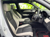 明るい色合いと落ち着いた濃色を組み合わせたシートで、運転席まわりもすっきりした印象です。ドアを開けた際の視界も開放的で、乗り降り後の着座姿勢も確認できます。
