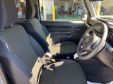 ★高年式車だから車内もピカピカ★古い中古車と違ってシート・天井・ダッシュボード等のシミや汚れの心配も無く綺麗な状態です!清潔で気持ちいい★