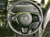 握りやすいステアリング形状で、快適な運転操作をサポート。操作スイッチも配置され、運転中でも直感的に操作できます。上質な素材感も魅力です。