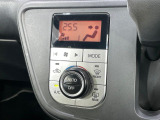 【オートエアコン】一度お好みの温度に設定すれば、車内の温度を検知し風量や温度を自動で調整。暑い&hellip;寒い&hellip;と何度もスイッチ操作をする必要はありません。快適な車内空間には必須の機能ですね♪