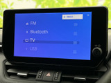 多様な機能を一台に集約したディスプレイ。FMラジオやBluetooth接続、USB入力など、多彩なソースを楽しめます。TV機能も搭載し、停車時に動画視聴も可能です。