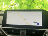 地図を大きく表示し、現在地や周辺の道路を画面上で確認できます。目的地検索の操作にも対応しており、初めて向かう場所への道順を調べる際にも便利にお使いいただけます。