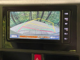 【バックカメラ】駐車時に後方がリアルタイム映像で確認できます。大型商業施設や立体駐車場での駐車時や、夜間のバック時に大活躍!運転スキルに関わらず、今や必須となった装備のひとつです!