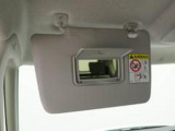 運転席、助手席のサンバイザーの裏にはバニティミラーが装備、身だしなみに役立ちます。
