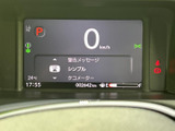 速度やシフト位置、警告表示などの情報を一画面で確認でき、運転に必要な情報を把握しやすい構成です。表示が整理されており、出発前の確認にも便利にお使いいただけます。