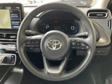 握りやすいステアリングは、運転操作をスムーズにします。操作しやすい位置に配置されたスイッチ類も便利です。