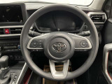 快適な操作性の運転席、ハンドルも綺麗に清掃済みです!もちろん安全を守るエアバッグも装備しているので安心してお乗りいただけます(^^)