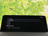 交通情報やFM・AMラジオ、Bluetooth、USBオーディオなどの選択肢が画面に並びます。目的に合わせて音源を選びやすく、移動中の音楽や情報確認に活用できる便利な装備です。