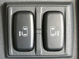 【両側パワースライドドア】スマートキーや運転席のスイッチで後席両側スライドドアの開閉が可能♪電動だから力を入れてドアを開ける必要が無く、小さなお子様でも簡単に開け閉めでき快適です♪