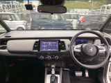 フロントガラスが大きく、ワイドな視界で運転もしやすくなるように設定されています。視認性のよいインパネ周りです。操作スイッチやカップホルダーも使いやすい位置に配置されています。