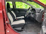 明るい色を配したシートと落ち着いた室内色の組み合わせで、運転席まわりに心地よい印象があります。前方や左右を見渡しやすく、乗り降りの際も足元を確認しやすい空間です。