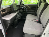 シンプルで使いやすい室内空間。運転に必要な情報が視認しやすく、安全運転をサポートします。快適なドライブをお楽しみください。