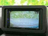 画面上で車両後方の様子を確認でき、駐車時の周囲確認をサポートします。後退時に目視とあわせて活用でき、狭い場所での取り回しにも便利です。