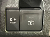 【電動パーキングブレーキ】パーキングブレーキは便利な電動式!ボタン一つで操作でき、アクセルを踏めば自動で解除されます♪レバーやペダルが無いので運転席廻りもすっきりしますね♪