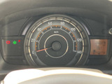 視認性の高いメーター類が、運転に必要な情報を分かりやすく表示します。運転状況を常に把握でき、安全運転をサポートします。落ち着いたデザインも魅力です。