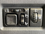 【電動格納ミラー】サイドミラーは電動格納式となっており、狭い駐車場でもキズがつくリスクを抑えられます。