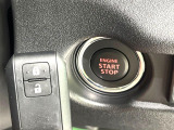【キーレススタートシステム】カバンやポケットに入れたままでもドアの施錠・解錠が可能なスマートキーを装備。エンジンのオン・オフ時もカギを取り出す必要が無いからとっても便利です♪