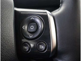 ステアリングスイッチ付き。前方から目を離すことなく操作することが可能です。