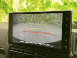 後方の様子を画面で確認しながら駐車でき、車庫入れや切り返しの際にも便利です。目安となるガイド線も表示され、周囲を確認しながら落ち着いて操作できます。