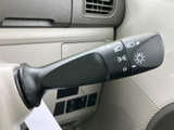 レバーには各種マークが見やすく表示され、運転席から位置を把握しやすい仕様です。走行中の合図や灯火に関わる操作を手元で行え、日常の運転を支えます。