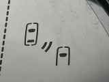 【ブラインドスポットモニター】走行中、ドアミラーの死角になりやすい箇所に後続車が接近するとサイドミラーのレンズに警告を表示!ドライバーに注意喚起をしてくれます。