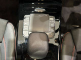 ◆シャシーはエンジンよりも速く◆「走る」「曲がる」「止まる」を追究したメルセデスの独自の設計哲学です。エンジンの性能をフルに発揮しても充分な余裕を残さねばなりません。安全な車造りの象徴です。