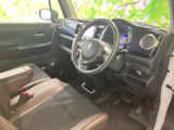 運転席まわりは前方の視界が広く、メーターやセンター画面も目線を移しやすい位置にまとまっています。落ち着いた色合いのシートとドア内張りで、日々の移動もくつろいで過ごせる空間です。