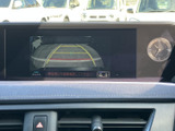 後方の映像に加えて目安となるガイド線も表示され、駐車時の周囲確認をサポートします。車庫入れや狭い場所での後退時に活用いただけます。