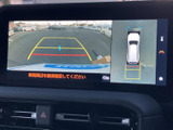 車両後方の映像に加え、周囲を上から見た表示も確認できる画面です。駐車時に車両の周囲や進行方向を把握しやすく、狭い場所での位置合わせをサポートします。