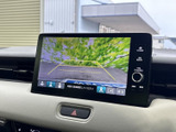 画面には後方の映像とガイドラインが表示され、駐車時の周囲確認をサポートします。画面上の表示も見やすく、車庫入れや狭い場所での駐車に役立つ装備です。日常の駐車を心強く支えてくれます。