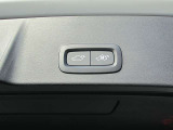 テールゲートには、スイッチ一つで開閉可能な電動開閉機能を採用。ダッシュボードとテールゲートに設置されたボタンを押すだけで自動的に開閉します。