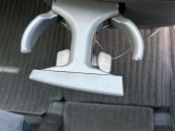 国家資格の自動車検査員も3名在籍しているので、受入/中間/完成検査と保安基準発行のすべてを自社で行います。 同時に10台作業できる広い工場で、プロの整備士が細部まで徹底的に整備します。