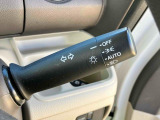 車外の明るさに応じて自動で点灯する【オートライト】機能が付いています。
