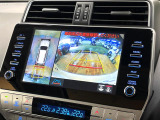 【マルチテレインモニター】車のフロントやサイドのカメラ画像を同時にモニター表示することで、悪路や狭い道を走行時でも周囲の状況確認ができ安心!本格SUVにうれしい装備です♪