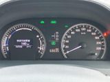 速度計や各種表示が運転席前方にまとまり、走行に必要な情報を目で追いやすい構成です。中央の表示部には航続可能距離などが示され、運転中に確認したい情報を一か所で把握しやすくなっています。
