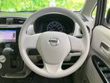 明るい色合いのステアリングが車内に自然になじみ、握る位置を選びやすい形状です。正面にはメーターが見通せる配置となっており、運転席まわりの情報を確認しながら落ち着いて運転していただけます。
