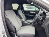 VOLVOのシートは人間工学に基づいた設計となっており、長時間の運転でも疲れにくいと定評があります。当店ではモデルにより試乗可能なお車もご用意しておりますので、ぜひ座り心地をご体感ください。