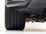 車体を前方から見た際の【右前輪】です。溝の残量やキズの有無など、より状態を詳しくお知りになりたい場合はスタッフまでお尋ね下さいませ。