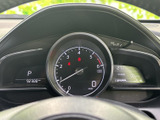 視認性の高いメーター類が、運転に必要な情報を分かりやすく表示します。走行距離も確認できます。