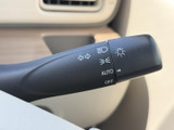 操作しやすい位置に配置されたウインカーレバー。直感的に操作でき、安全な車線変更をサポートします。オートリターン機能付きで、操作ミスを軽減します。