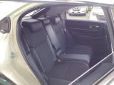 リアシートの足元広々!ゆったり空間で楽チンです。 ロングドライブも快適です。