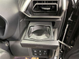 運転席と助手席には、格納式のドリンクホルダーが装備されています。