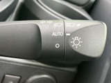 レバー上の表示が見やすく、運転席から各操作位置を確認しやすい設計です。走行中も手元で扱いやすく、周囲への合図や灯火類の切り替えをスムーズに行えます。