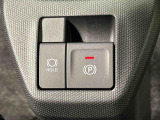指先だけで簡単に操作が可能な電動パーキングブレーキを採用。「HOLD」スイッチを押すと、渋滞や信号待ちなどでブレーキペダルから足を離しても、ブレーキを保持するので安心です