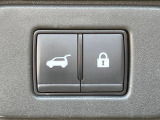 【パワーバックドア】スマートキーや運転席のボタンを押すだけでリアゲートが自動で開閉します!荷物を持っている時や、高い位置にあるバックドアを閉める際に便利な機能です♪