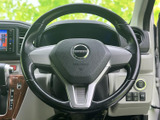 運転席から自然に手が届く位置にあり、走行中の進路調整を行う際に扱いやすいステアリングです。メーター類を確認しながら運転姿勢を保ちやすく、日々の移動を支えます。