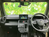 運転席から確認しやすい位置に画面を配置し、周囲の状況をチェックする際にも活用できます。後退時の目視確認とあわせて、日常の駐車をサポートします。