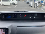 視認性の高いメーター類が、運転に必要な情報を的確に伝えます。落ち着いたデザインで、運転に集中できる空間を演出します。安全運転をサポートします。