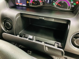 運転席前方にも収納があり、小物などを収納することが出来ます!